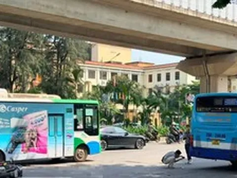 Hà Nội: Xe buýt va chạm xe máy, một cháu bé tử vong
