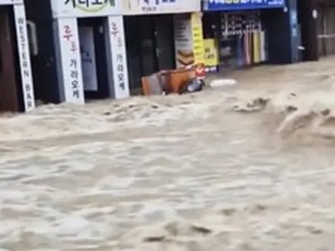 Video thành phố miền Nam Hàn Quốc chìm trong biển nước, cảnh báo sạt lở lan rộng
