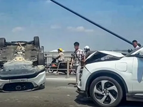 Hà Nội: Ô tô lật ngửa sau tai nạn liên hoàn trên cầu Nhật Tân