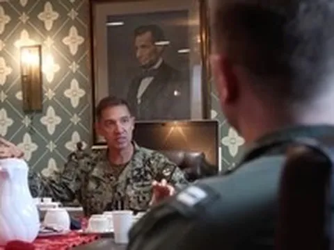 Tư lệnh CENTCOM đích thân lên tàu USS Abraham Lincoln làm việc sau 'cuộc khủng hoảng hậu cần'