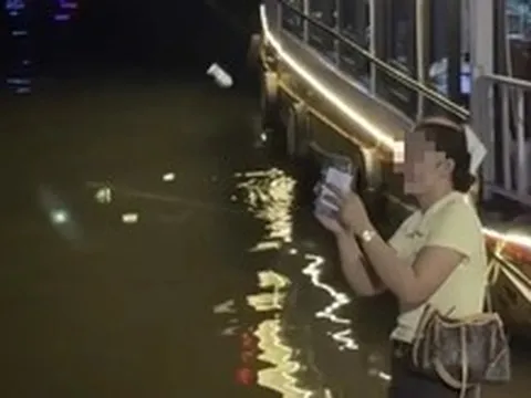 Xác minh clip người trên thuyền rồng ném lon bia, vứt rác xuống sông Hương
