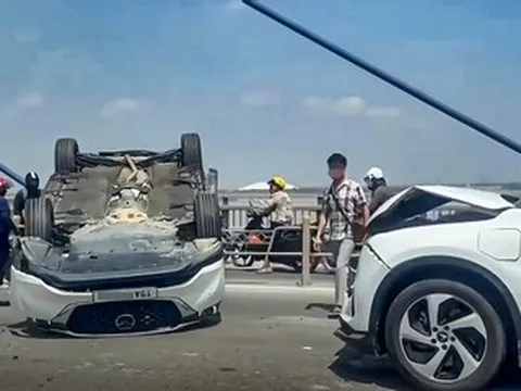 Hà Nội: Tai nạn liên hoàn trên cầu Nhật Tân, 1 ô tô lật ngửa