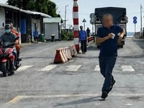 Vì sao cụm phà Đại Ngãi chưa thay đổi cách bán vé để tài xế bớt khổ?