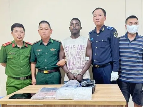 Người đàn ông Nigeria nhận 2kg ma túy đá, 2 bánh heroin để đưa từ TP.HCM ra Hà Nội