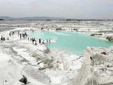 Bãi đá phế thải Ấn Độ hóa điểm du lịch, tưng bừng chụp hình cưới