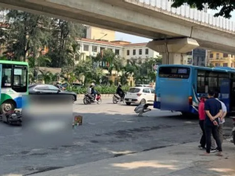 Xe máy va chạm với xe buýt ở Hà Nội, một cháu bé tử vong tại chỗ