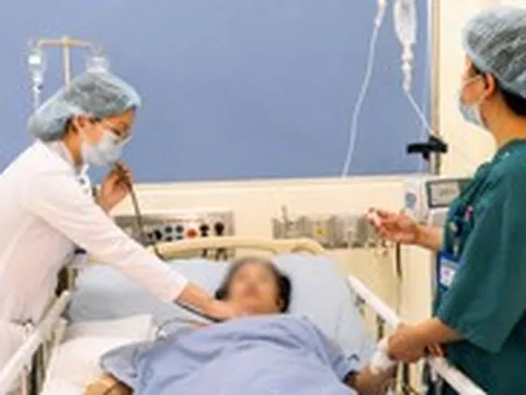 Làm việc giữa nắng sốc nhiệt đến mức bất tỉnh