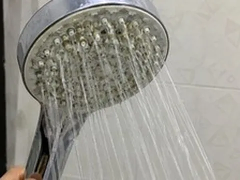 Vì sao nhiều nhà mở vòi sen hết cỡ mà nước vẫn chảy yếu? Thợ sửa chữa chỉ ra 1 nguyên nhân phổ biến