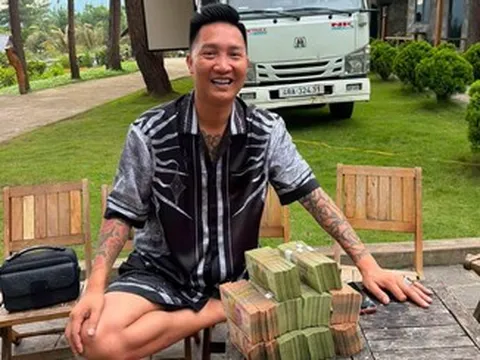 Cách Huấn 'Hoa Hồng' trao tiền từ thiện qua lời kể của trưởng bản và người dân