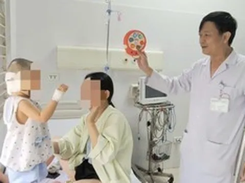 Trẻ ngã đập đầu, gia đình chớ chủ quan dù trẻ vẫn tỉnh táo