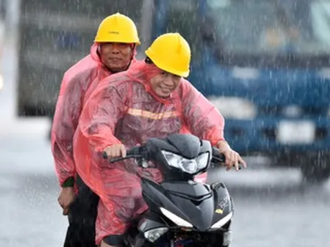 Mưa lớn trút xuống miền Bắc dồn dập, Hà Nội cũng là tâm điểm