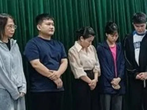 Bắt 5 người giả bác sĩ, 'dọa' khách bệnh nặng để chiếm đoạt hàng tỉ đồng