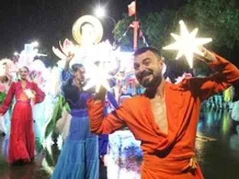 'Biển người' đội mưa xem lễ hội đường phố Carnival lớn nhất Nghệ An