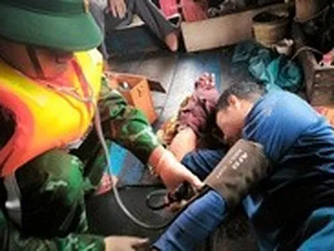 Cứu ngư dân gặp nạn trên biển Quảng Trị