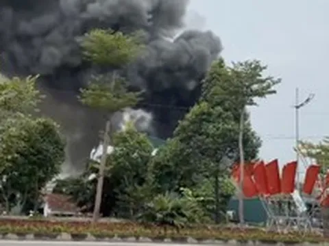 Khói đen ngùn ngụt từ vụ cháy xưởng ở Hà Nội, nhiều người tháo chạy