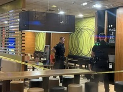 Du khách đang ngồi ăn trong quán ăn nhanh thì bị người lạ dùng dao đâm không lý do