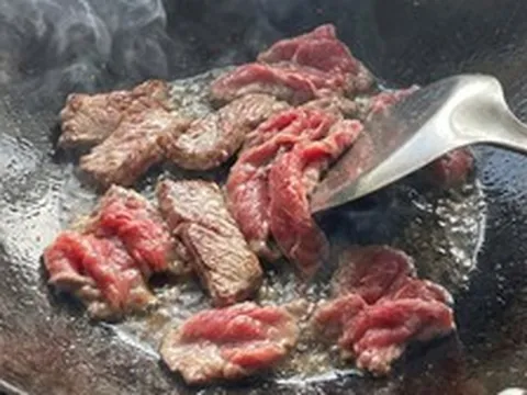 Vì sao đầu bếp chuyên nghiệp không ướp thịt bò với muối?