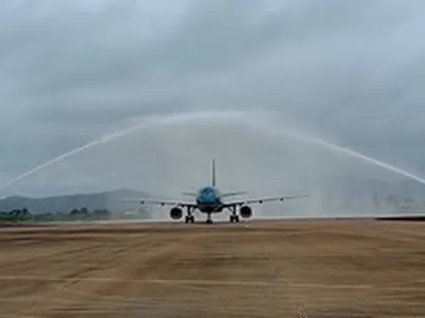 7h sáng nay - 19/8, đây là chuyến bay đầu tiên hạ cánh trên đường băng "nghìn tỷ" mới toanh tại sân bay Liên Khương