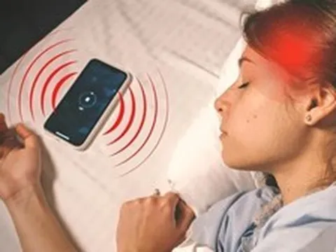 Lời khuyên cho tất cả những ai đặt điện thoại ngay giường ngủ mỗi tối