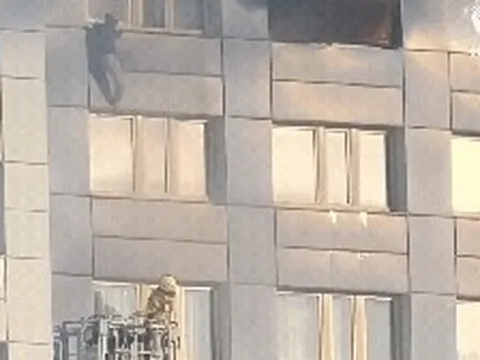 VIDEO: Người phụ nữ nhảy xuống từ tầng 11 tòa nhà chung cư đang bốc cháy