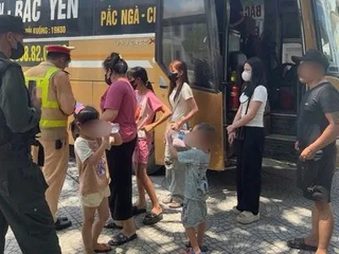 Ô tô 19 chỗ nhồi nhét khách, chở lên 67 người