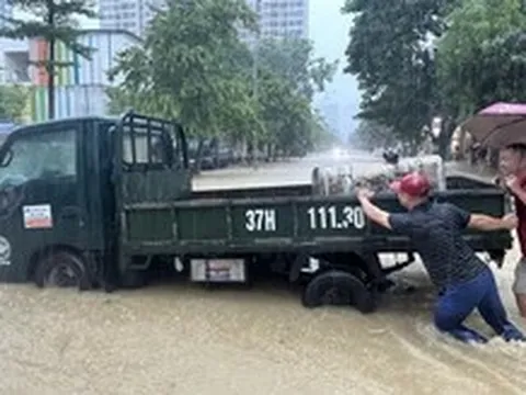 Phố thành 'sông' sau mưa lớn, dân Vinh hò nhau đẩy ô tô chết máy