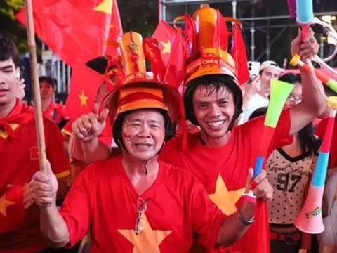 Tuyển Việt Nam vỗ tay tri ân trên sân Mỹ Đình, cổ động viên đổ ra đường ăn mừng chiến thắng