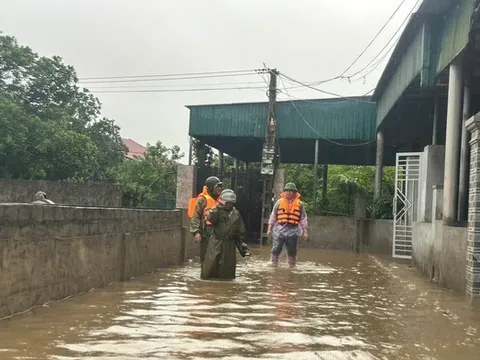 Mưa lớn ở miền Trung, nước tràn vào nhà dân, nhiều bản làng bị chia cắt