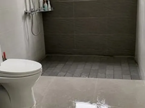 Vì sao ngày càng nhiều gia đình không còn lát gạch bóng trong nhà tắm? 2 bề mặt giảm trơn trượt tốt hơn đang thành xu hướng mới