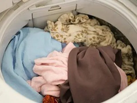 Vì sao cho nhiều nước giặt mà quần áo vẫn không thơm?