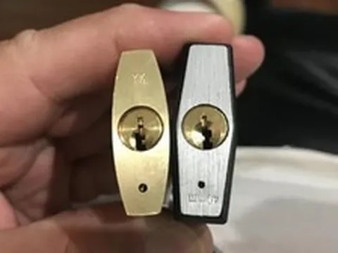 Vì sao trên các ổ khóa thường có 1 chiếc lỗ nhỏ siêu nhỏ?