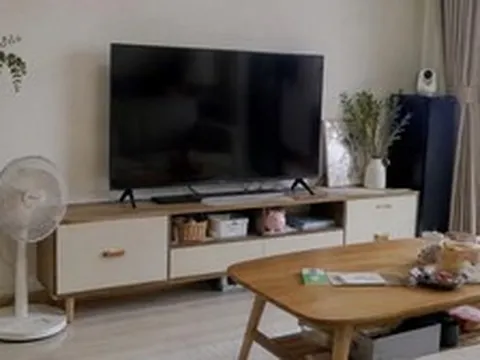 Vì sao ngày càng nhiều gia đình không còn đặt tivi lên kệ? 2 cách bố trí đang phổ biến trong nhà hiện đại