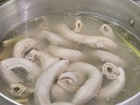 Vì sao nên thêm một chút giấm vào nồi khi luộc lòng lợn? Nhiều người ước biết sớm hơn