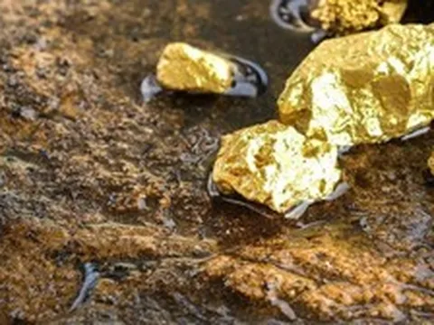 Đang đào cống, nhóm công nhân bất ngờ phát hiện "kho vàng"