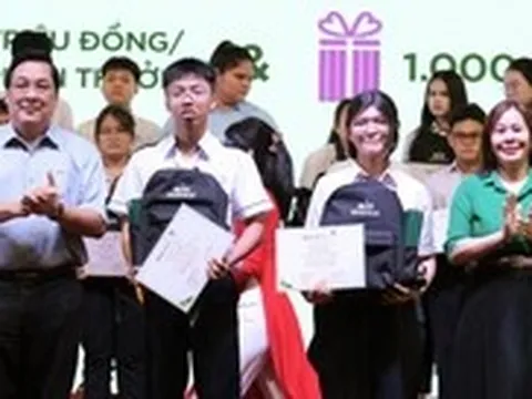 Thưởng 129 HS giỏi tỉnh và quốc gia vươn lên từ bao mái nhà tan tành trong bão lũ 2025