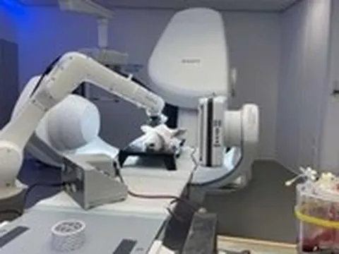 Robot siêu nhỏ 'khoan' qua não, quay ngược ra theo đúng đường cũ