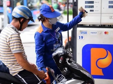 Đồng loạt tăng giá xăng dầu, dầu diesel thêm hơn 1.300 đồng/lít