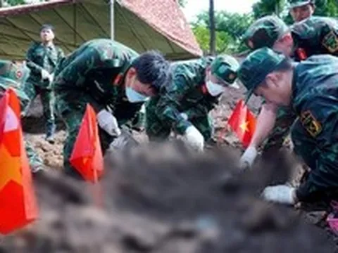 Tiếp tục tìm thấy 24 bộ hài cốt, 11 bộ di vật ở công viên Lê Thị Riêng, có thêm khăn quàng cổ
