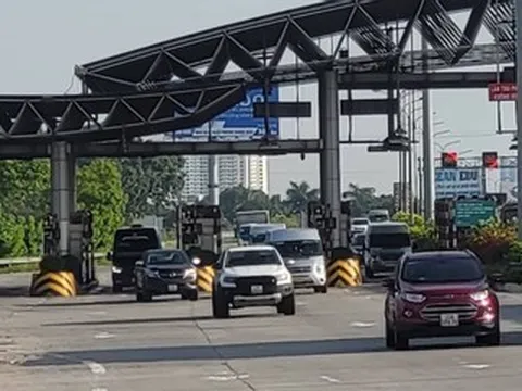 Chủ xe ô tô ngỡ ngàng vì bị trừ 'phí dịch vụ quản lý tài khoản' trước 1/8
