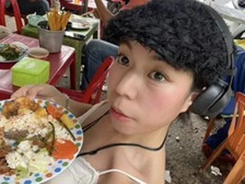 Du khách nước ngoài mách nhau “công thức” tìm quán chắn chắn sẽ ngon ở Việt Nam: Có bàn ghế nhựa, chó béo và menu dài là được