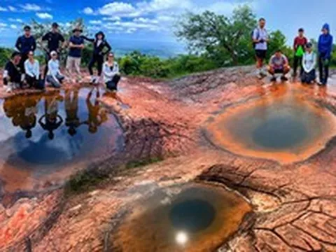 "Mắt rắn thần Naga" bí ẩn giữa núi rừng Thái Lan gây sốt: Chỉ xuất hiện vào mùa mưa, đẹp như cảnh phim giả tưởng