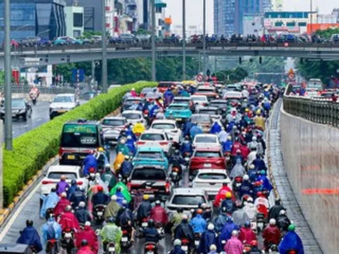 Người Hà Nội đội mưa lớn đến công sở, nhiều tuyến đường ùn tắc