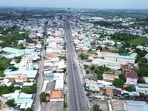 Xã Bình Chánh huy động xe cuốc hỗ trợ người dân tháo dỡ nhà, bàn giao mặt bằng mở rộng quốc lộ 1