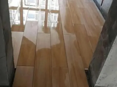 Sau hơn một năm sống cùng gạch giả gỗ, tôi mới hiểu vì sao nhiều người lát xong lại muốn thay: Đẹp trên ảnh nhưng có 8 điểm phải cân nhắc