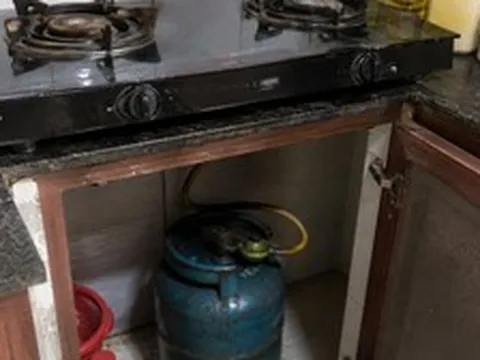 Ngửi thấy mùi gas trong bếp nên làm gì đầu tiên?