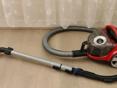 Vì sao ngày càng nhiều người từ bỏ máy hút bụi truyền thống? 2 thiết kế mới giúp thoát cảnh kéo dây, bê máy khắp nhà