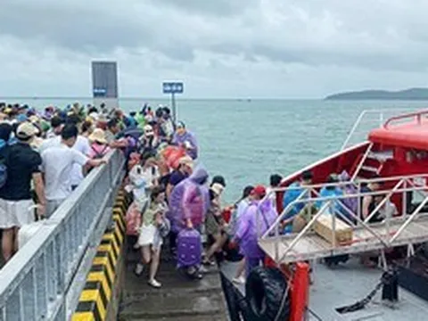 Bão số 4 áp sát, các địa phương ven biển khẩn trương dựng “lá chắn”