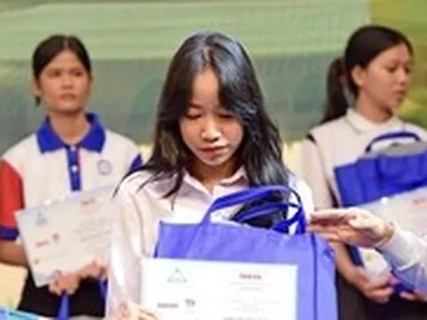 Người phụ nữ mỗi năm đến Tuổi Trẻ 'đóng' 100 triệu Tiếp sức đến trường nhưng luôn 'giấu tên'