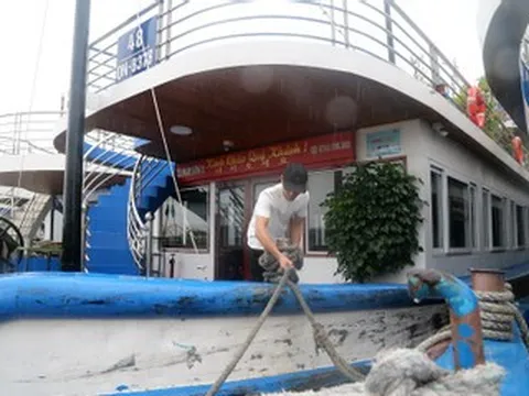Mưa trắng trời, hàng loạt tàu du lịch được chằng néo tránh bão số 4