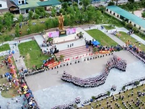 Hàng ngàn thiếu nhi tạo hình Tổ quốc trên quê hương Bác Hồ